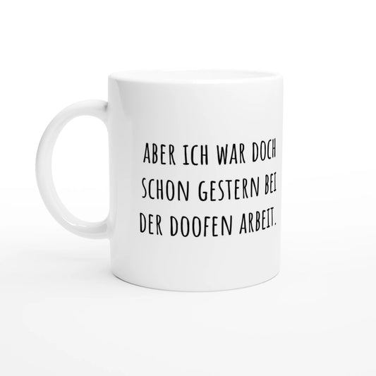 Weiße Keramiktasse 325 ml mit Aufdruck "Aber ich war doch schon gestern bei der doofen Arbeit" – Schreibtischtasse von Vollzeitfrust, Ansicht von links