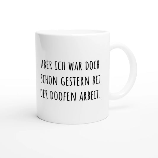 Weiße Keramiktasse 325 ml mit Aufdruck "Aber ich war doch schon gestern bei der doofen Arbeit" – Schreibtischtasse von Vollzeitfrust, Ansicht von rechts