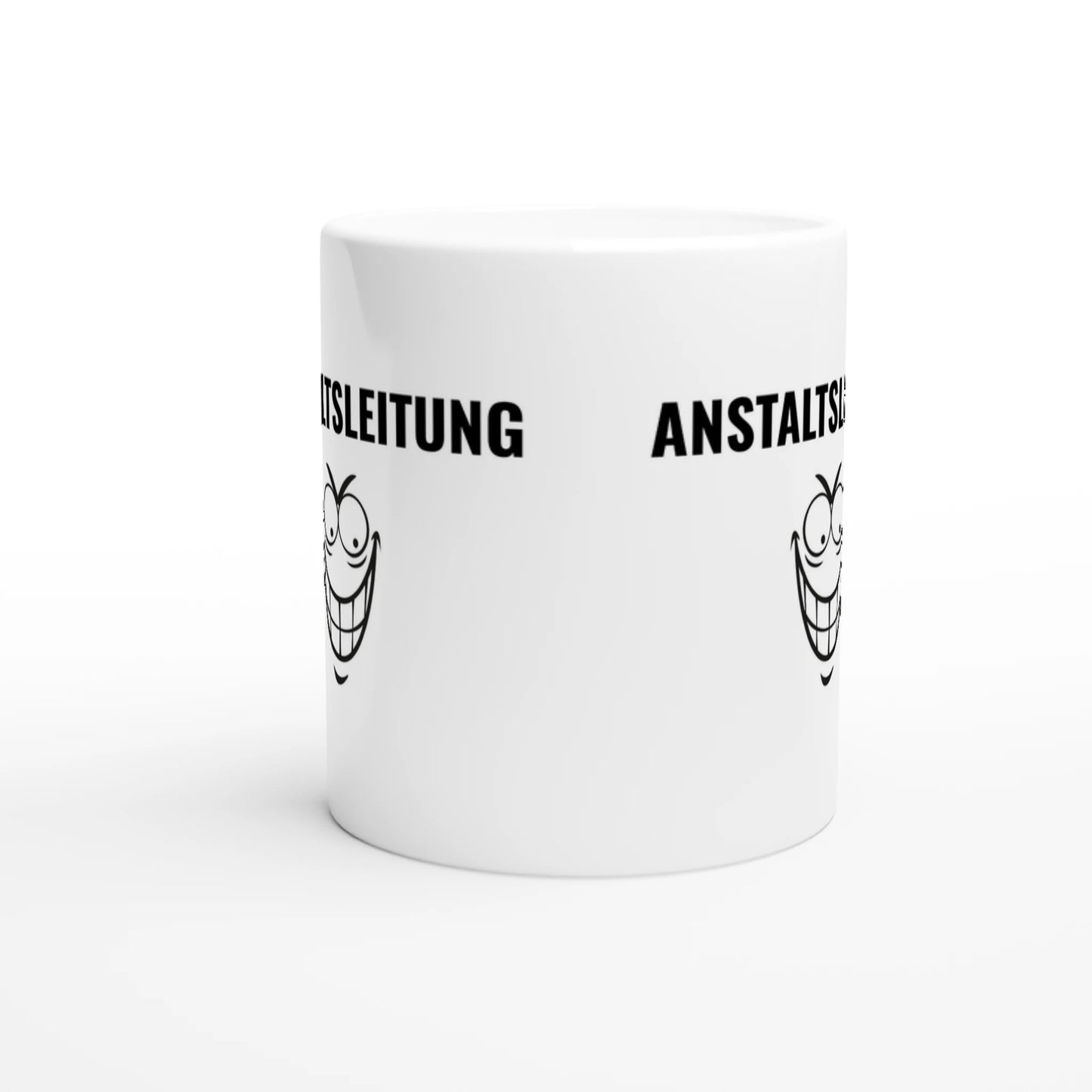 Weiße Keramiktasse mit Aufdruck "Anstaltsleitung" – Rundumsicht der Bürotasse von Vollzeitfrust