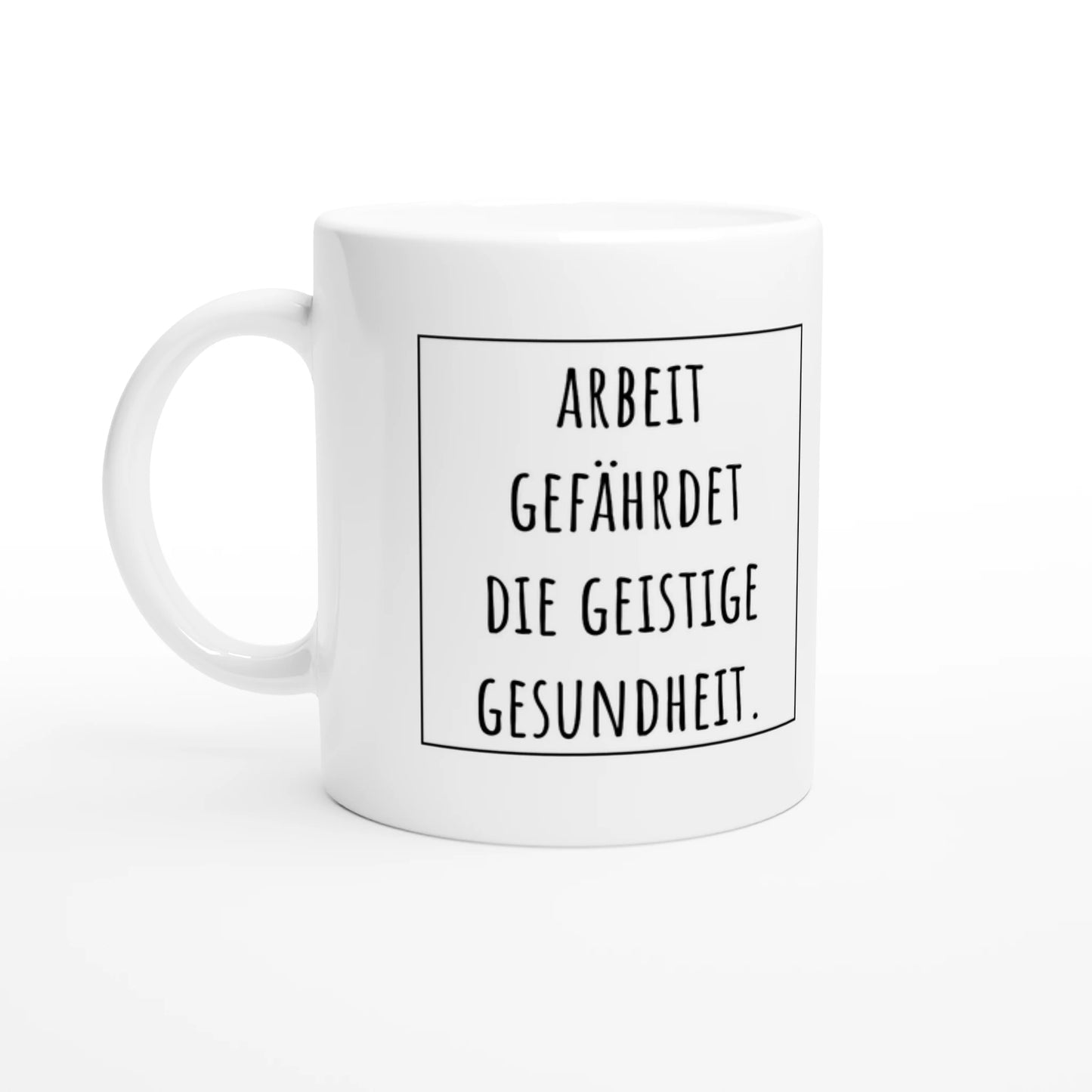 Weiße Keramiktasse 325 ml mit Aufdruck "Arbeit gefährdet die geistige Gesundheit" – Schreibtischtasse von Vollzeitfrust, Ansicht von links