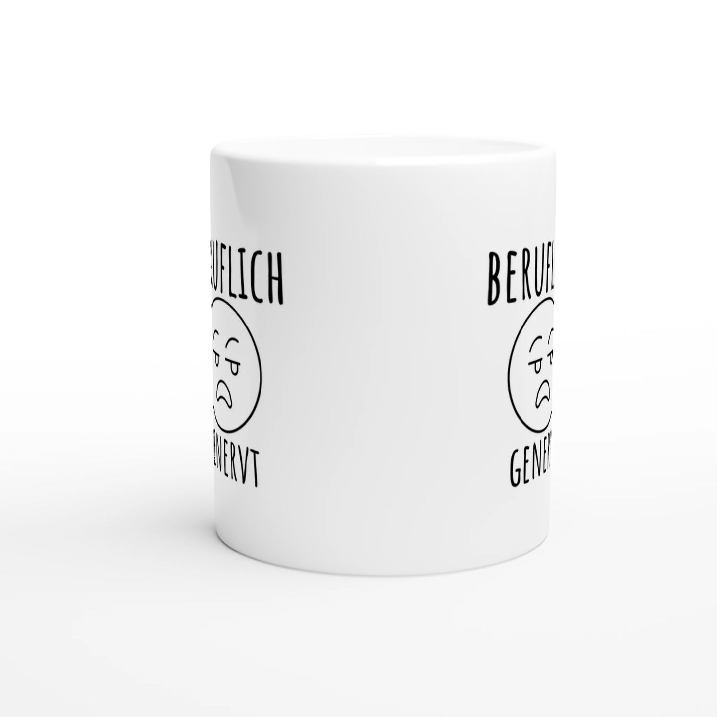 Weiße Keramiktasse mit Aufdruck "Beruflich genervt" – Rundumsicht der Bürotasse von Vollzeitfrust