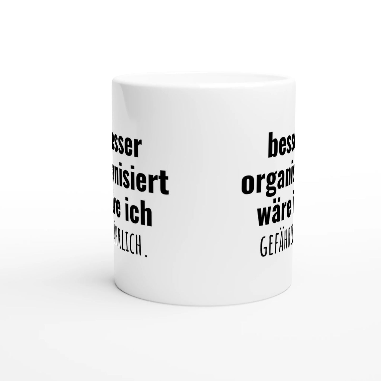 Weiße Keramiktasse mit Aufdruck "besser organisiert wäre ich gefährlich" – Rundumsicht der Bürotasse von Vollzeitfrust