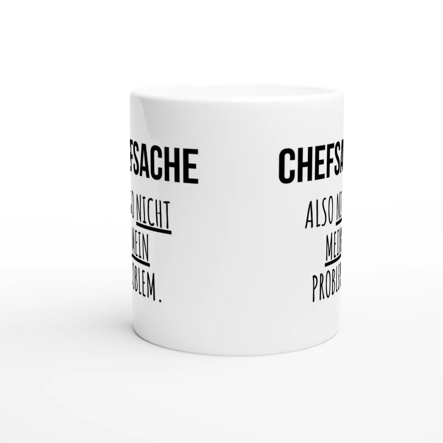 Weiße Keramiktasse mit Aufdruck "Chefsache – Also nicht mein Problem" – Rundumsicht der Bürotasse von Vollzeitfrust