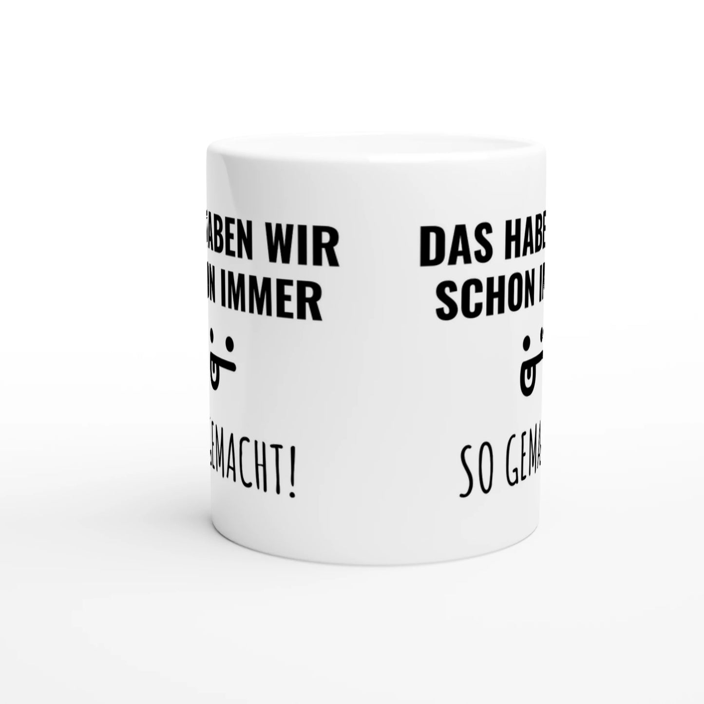 Weiße Keramiktasse mit Aufdruck "Das haben wir schon immer so gemacht!" – Rundumsicht der Bürotasse von Vollzeitfrust