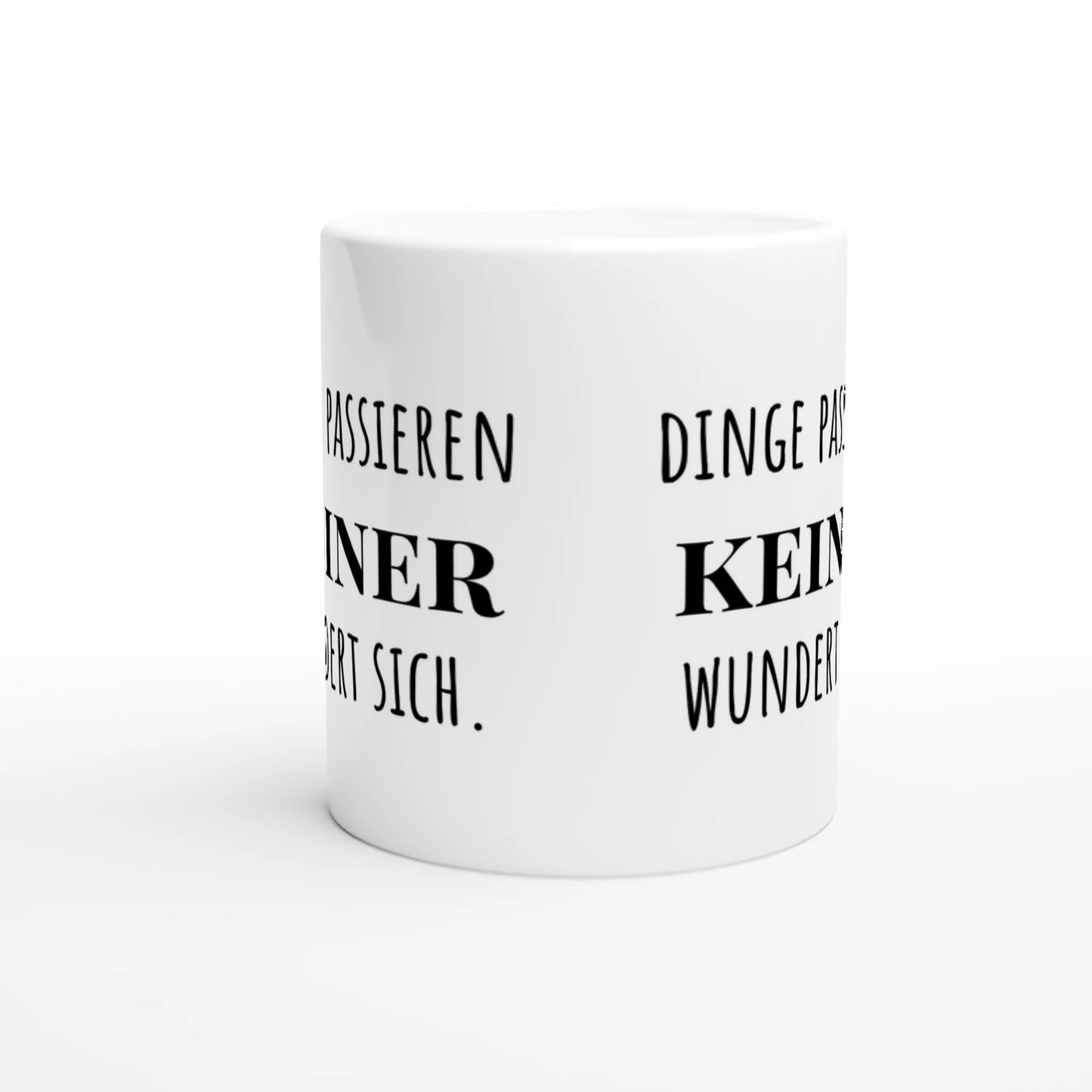 Weiße Keramiktasse mit Aufdruck "Dinge passieren" – Rundumsicht der Bürotasse von Vollzeitfrust