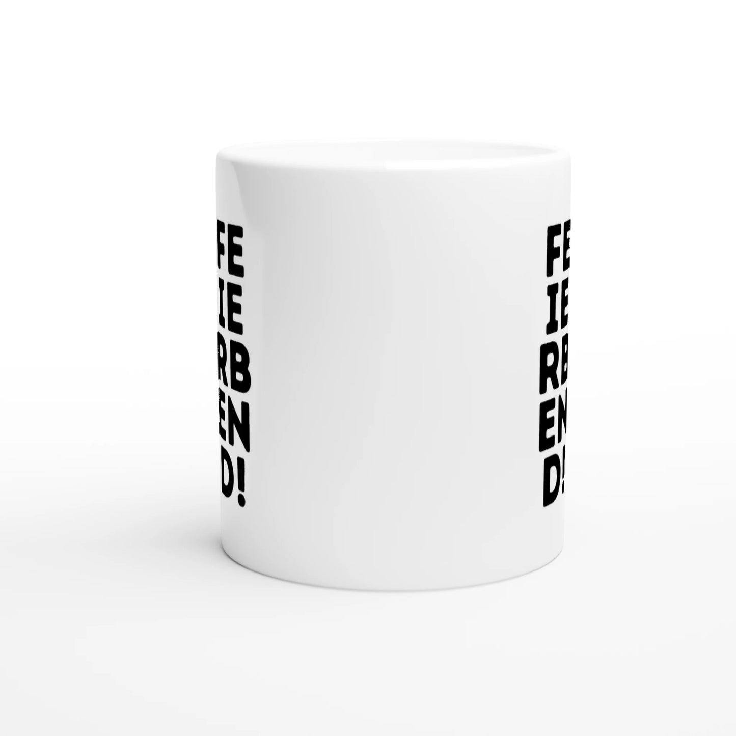Weiße Keramiktasse mit Aufdruck "Feierabend!" – Rundumsicht der Bürotasse von Vollzeitfrust