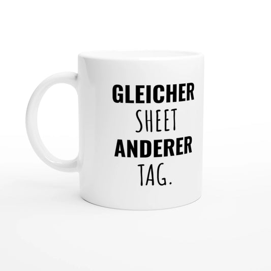 Weiße Keramiktasse 325 ml mit Aufdruck "Gleicher Sheet anderer Tag" – Schreibtischtasse von Vollzeitfrust, Ansicht von links