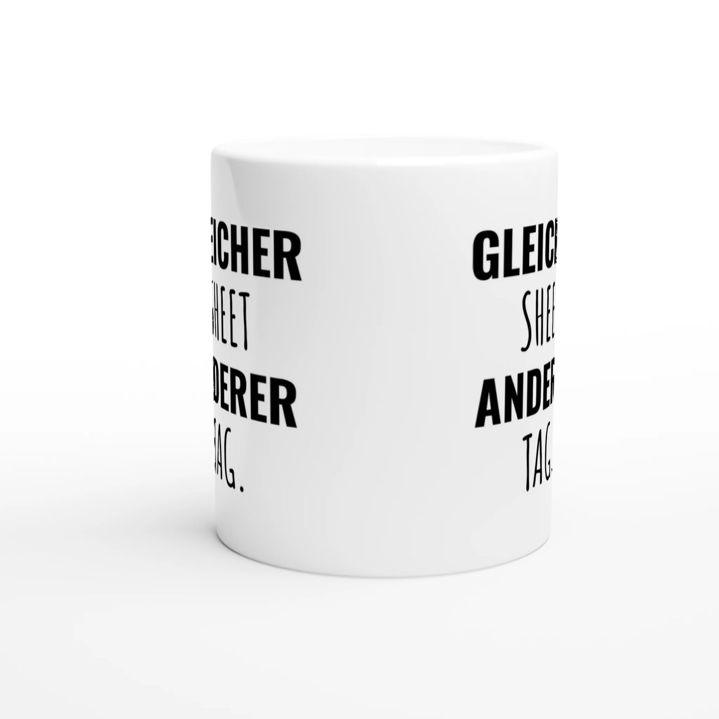 Weiße Keramiktasse mit Aufdruck "Gleicher Sheet anderer Tag" – Rundumsicht der Bürotasse von Vollzeitfrust