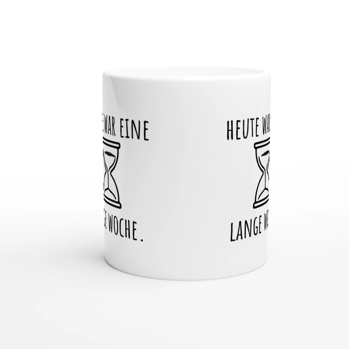 Weiße Keramiktasse mit Aufdruck "Heute war eine lange Woche" – Rundumsicht der Bürotasse von Vollzeitfrust