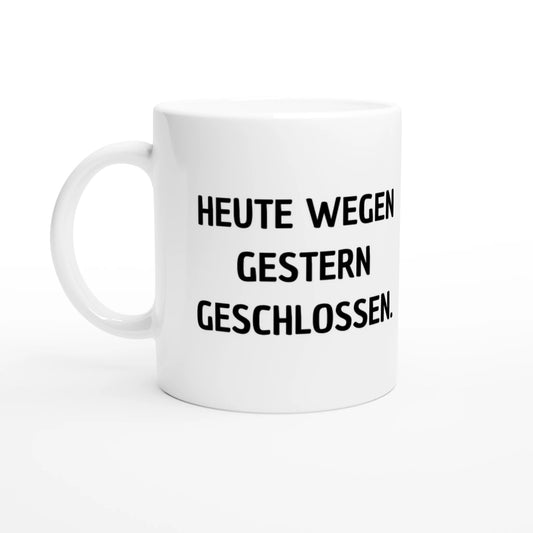 Weiße Keramiktasse 325 ml mit Aufdruck "Heute wegen gestern geschlossen" – Schreibtischtasse von Vollzeitfrust, Ansicht von links