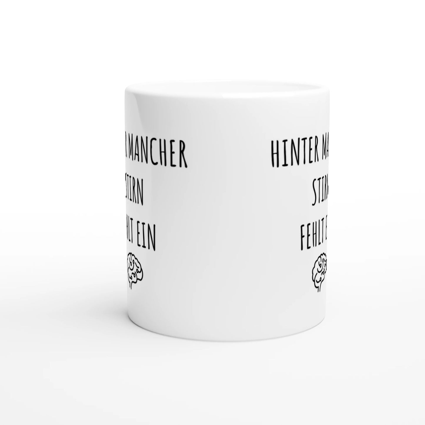 Weiße Keramiktasse mit Aufdruck "Hinter mancher Stirn fehlt ein 🧠" – Rundumsicht der Bürotasse von Vollzeitfrust
