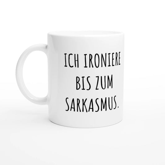 Weiße Keramiktasse 325 ml mit Aufdruck "Ich ironiere bis zum Sarkasmus" – Schreibtischtasse von Vollzeitfrust, Ansicht von links