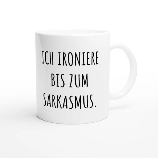 Weiße Keramiktasse 325 ml mit Aufdruck "Ich ironiere bis zum Sarkasmus" – Schreibtischtasse von Vollzeitfrust, Ansicht von rechts