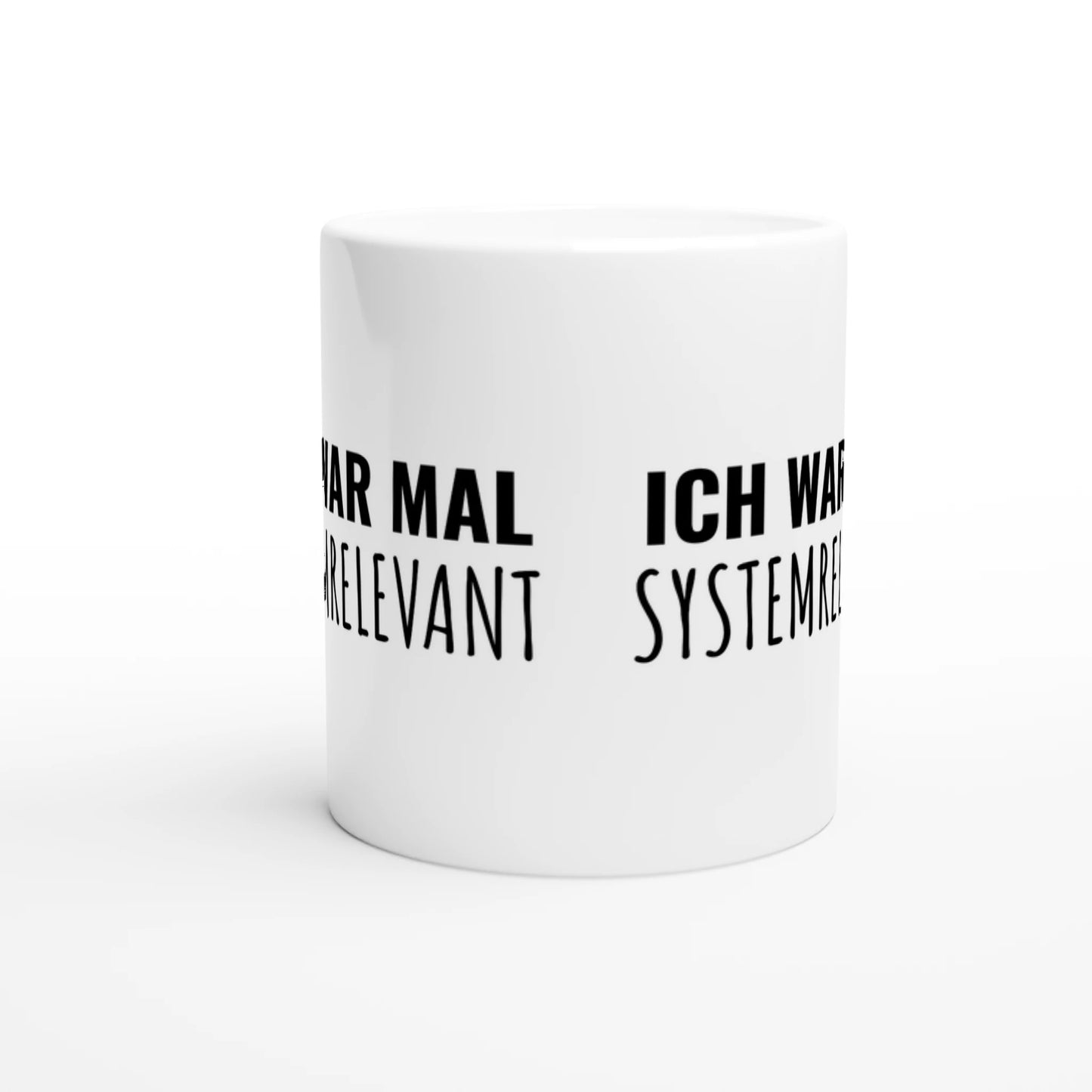 Weiße Keramiktasse mit Aufdruck "Ich war mal systemrelevant" – Rundumsicht der Bürotasse von Vollzeitfrust
