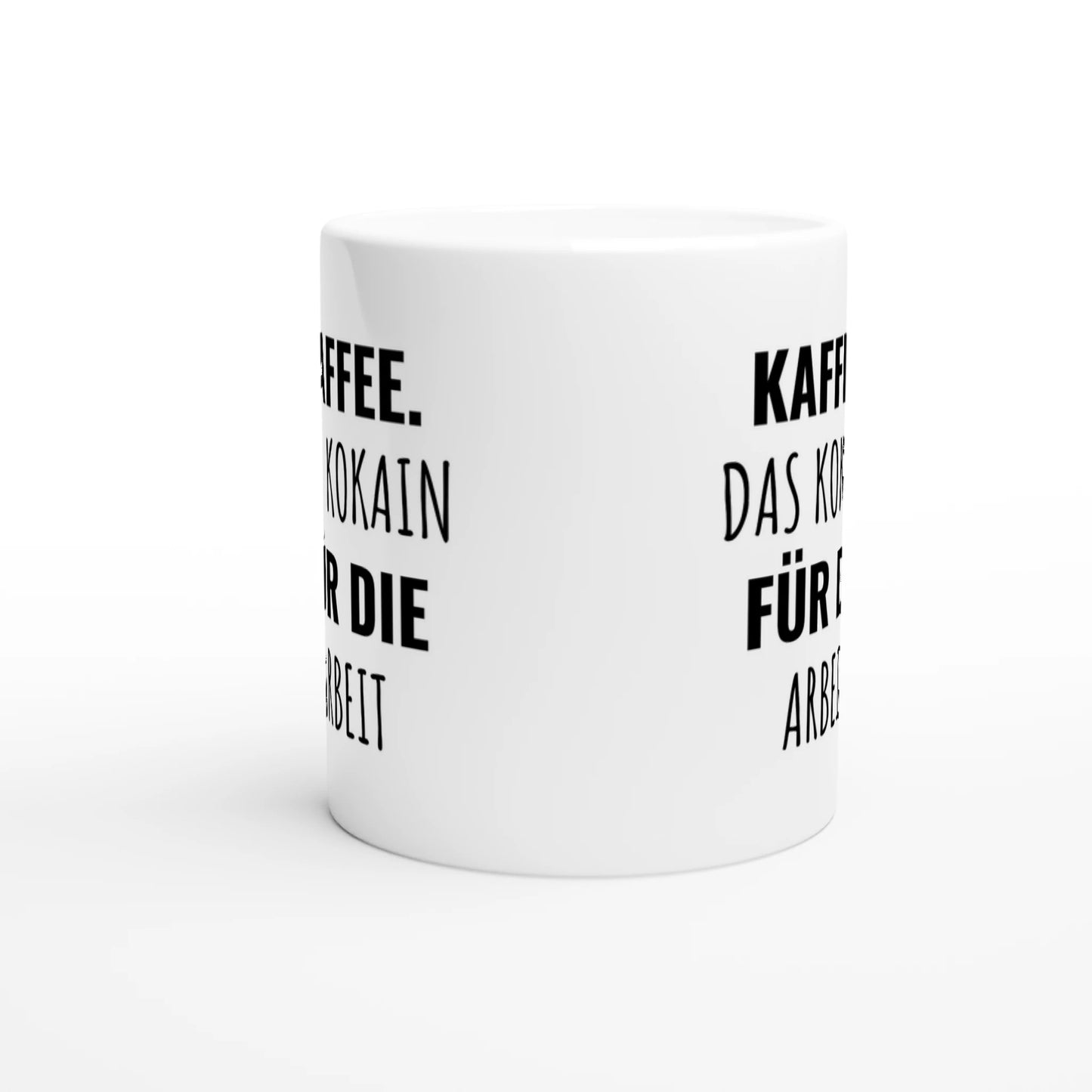 Weiße Keramiktasse mit Aufdruck "Kaffee" – Rundumsicht der Bürotasse von Vollzeitfrust