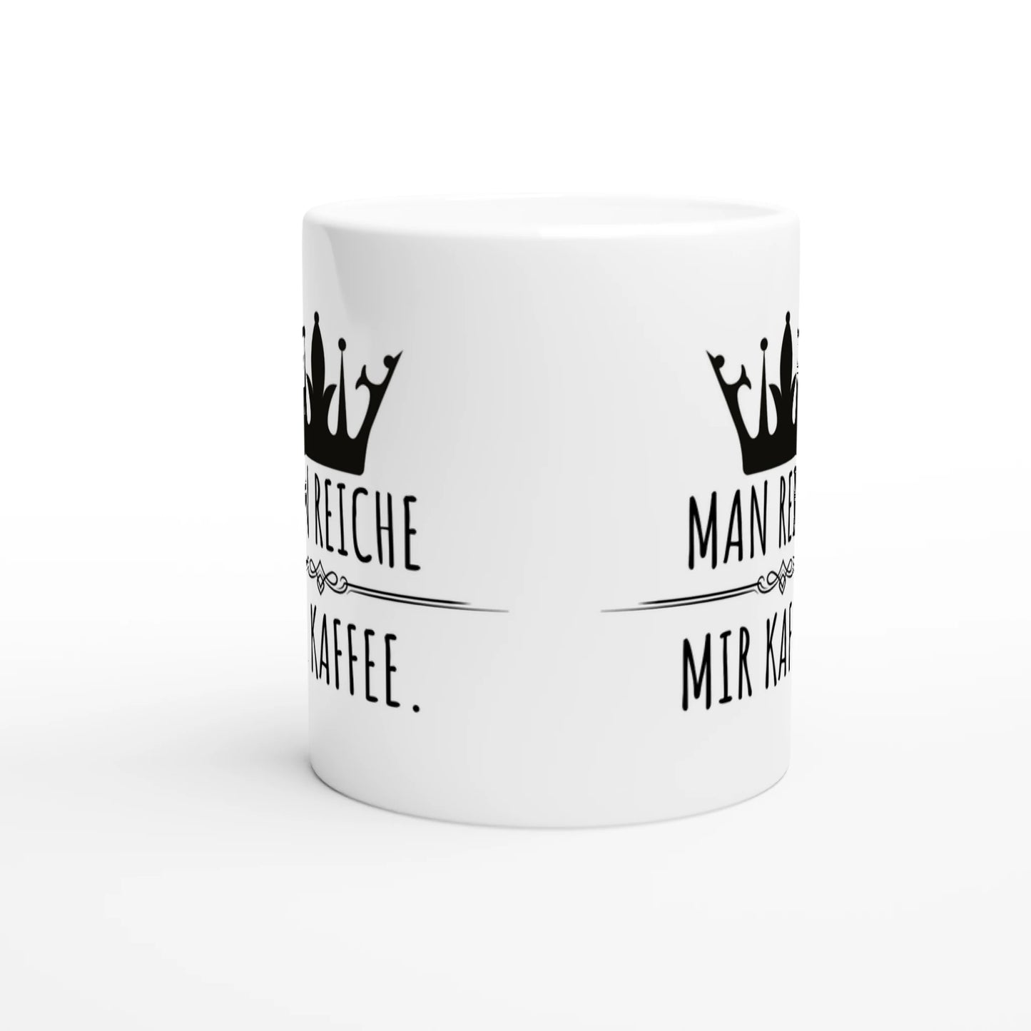 Weiße Keramiktasse mit Aufdruck "Man reiche mir Kaffee" – Rundumsicht der Bürotasse von Vollzeitfrust