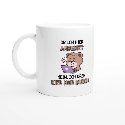 Weiße Keramiktasse 325 ml mit Aufdruck "Ob ich hier arbeite? Nein, ich dreh hier nur durch!" – Schreibtischtasse von Vollzeitfrust, Ansicht von links