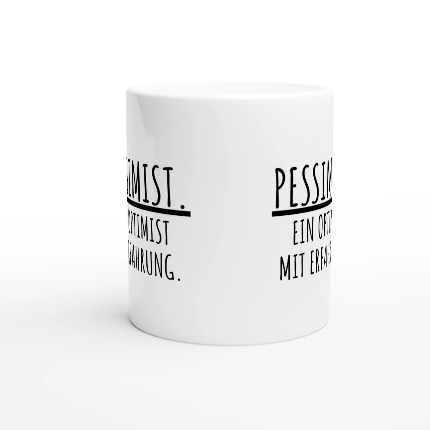 Weiße Keramiktasse mit Aufdruck "Pessimist" – Rundumsicht der Bürotasse von Vollzeitfrust
