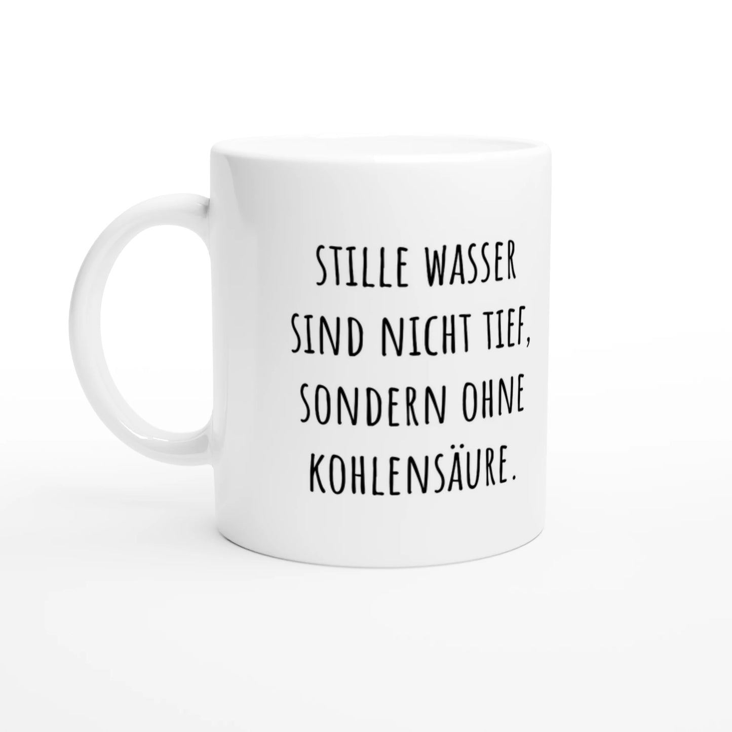 Weiße Keramiktasse 325 ml mit Aufdruck "Stille Wasser sind nicht tief, sondern ohne Kohlensäure" – Schreibtischtasse von Vollzeitfrust, Ansicht von links