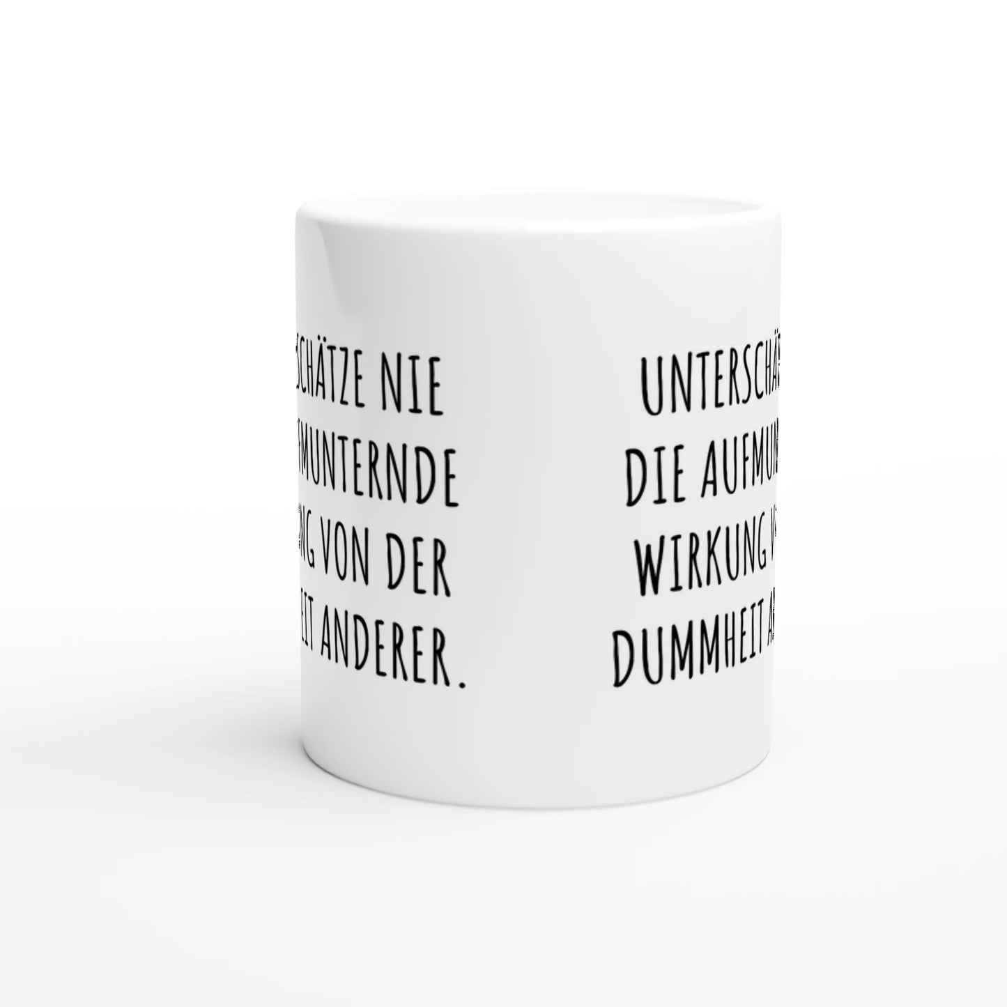 Weiße Keramiktasse mit Aufdruck "Unterschätze nie die aufmunternde Wirkung von der Dummheit anderer" – Rundumsicht der Bürotasse von Vollzeitfrust