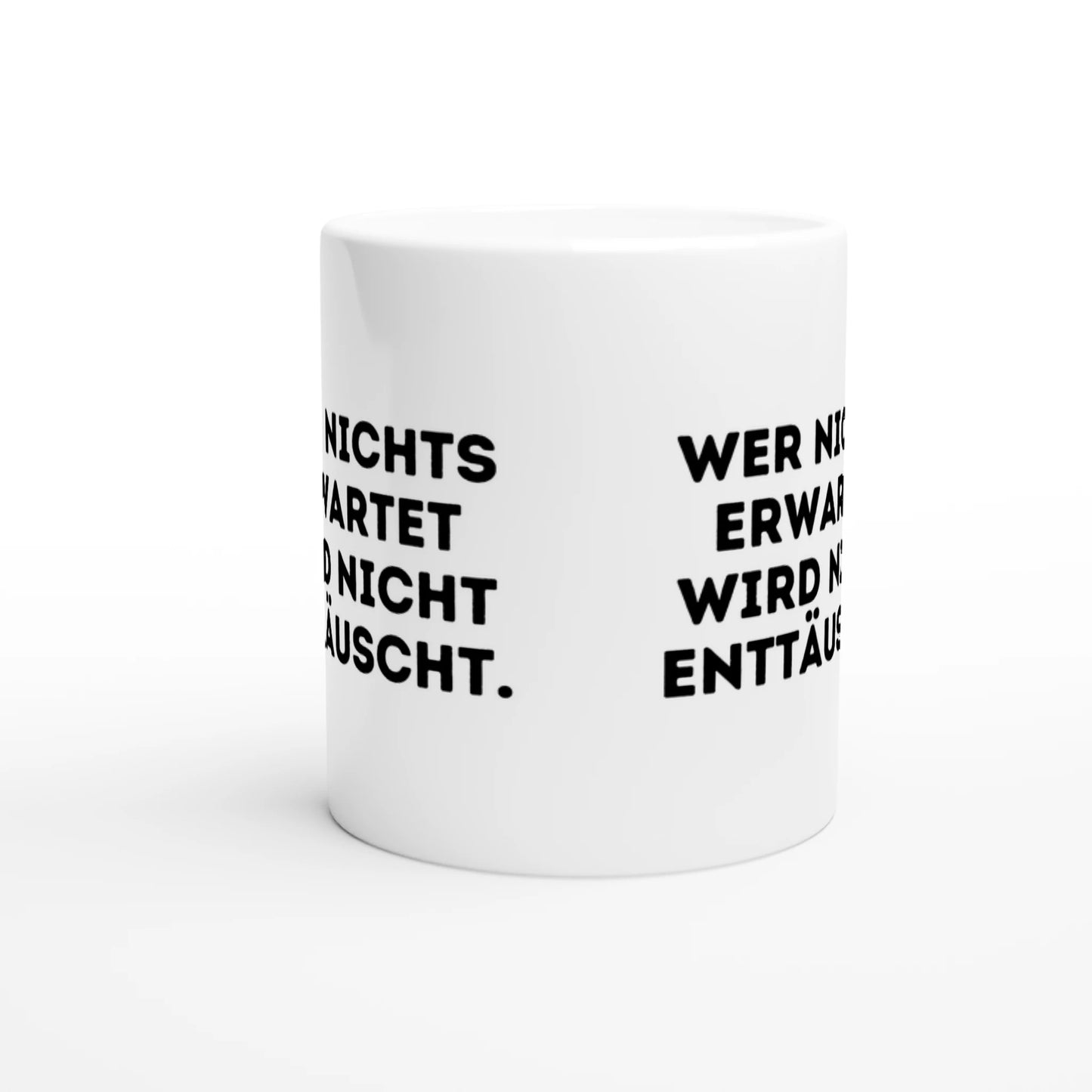 Weiße Keramiktasse mit Aufdruck "Wer nichts erwartet wird nicht enttäuscht" – Rundumsicht der Bürotasse von Vollzeitfrust