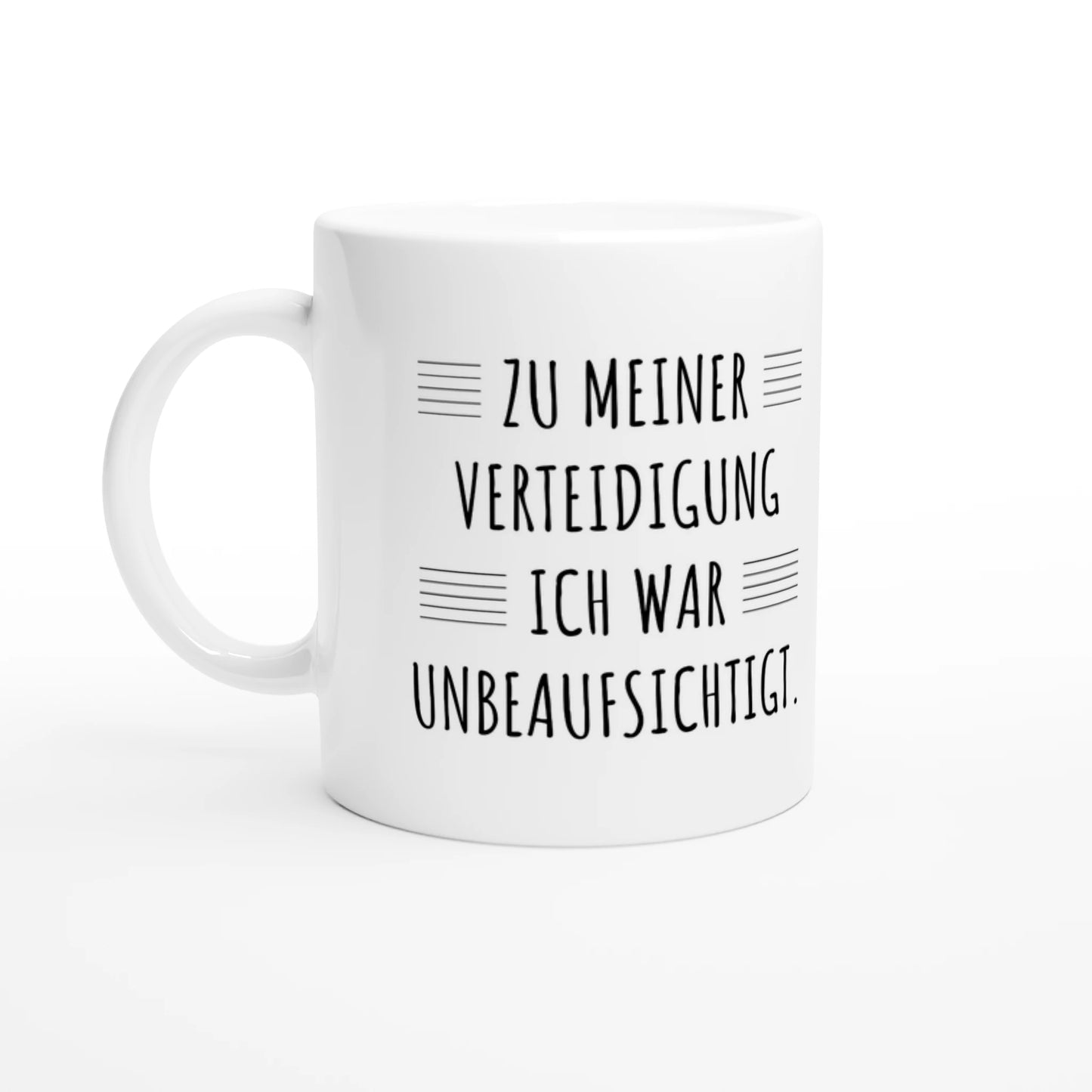 Weiße Keramiktasse 325 ml mit Aufdruck "Zu meiner Verteidigung: Ich war unbeaufsichtigt" – Schreibtischtasse von Vollzeitfrust, Ansicht von links