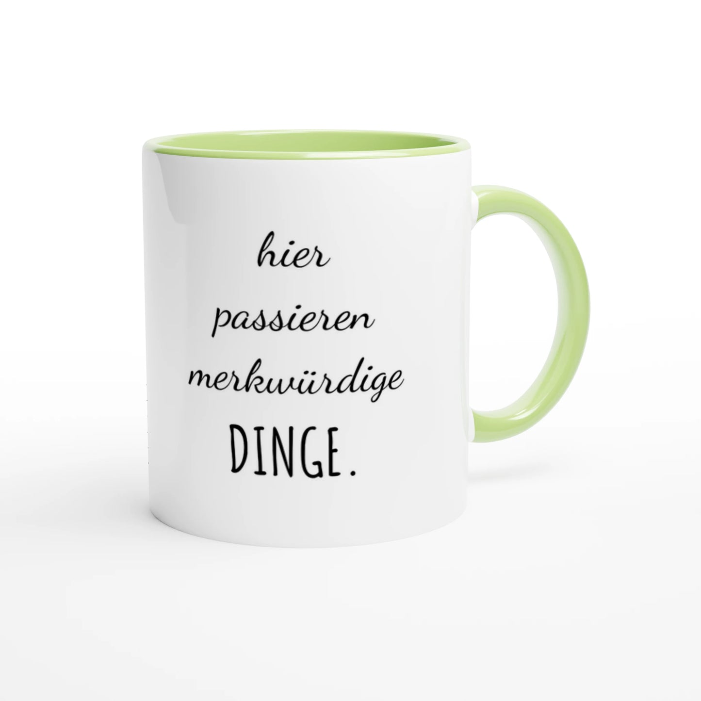 Zweifarbige Keramiktasse 325 ml mit Aufdruck "Hier passieren merkwürdige Dinge" in Grün – Schreibtischtasse von Vollzeitfrust