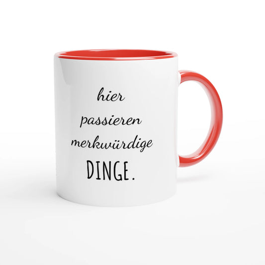 Zweifarbige Keramiktasse 325 ml mit Aufdruck "Hier passieren merkwürdige Dinge" in Rot – Schreibtischtasse von Vollzeitfrust