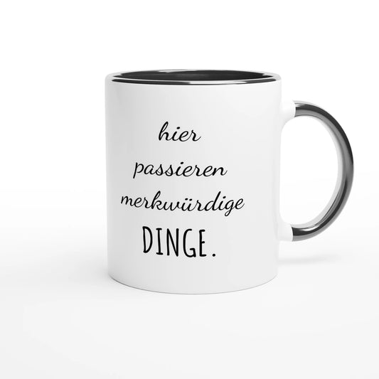 Zweifarbige Keramiktasse 325 ml mit Aufdruck "Hier passieren merkwürdige Dinge" in Schwarz – Schreibtischtasse von Vollzeitfrust
