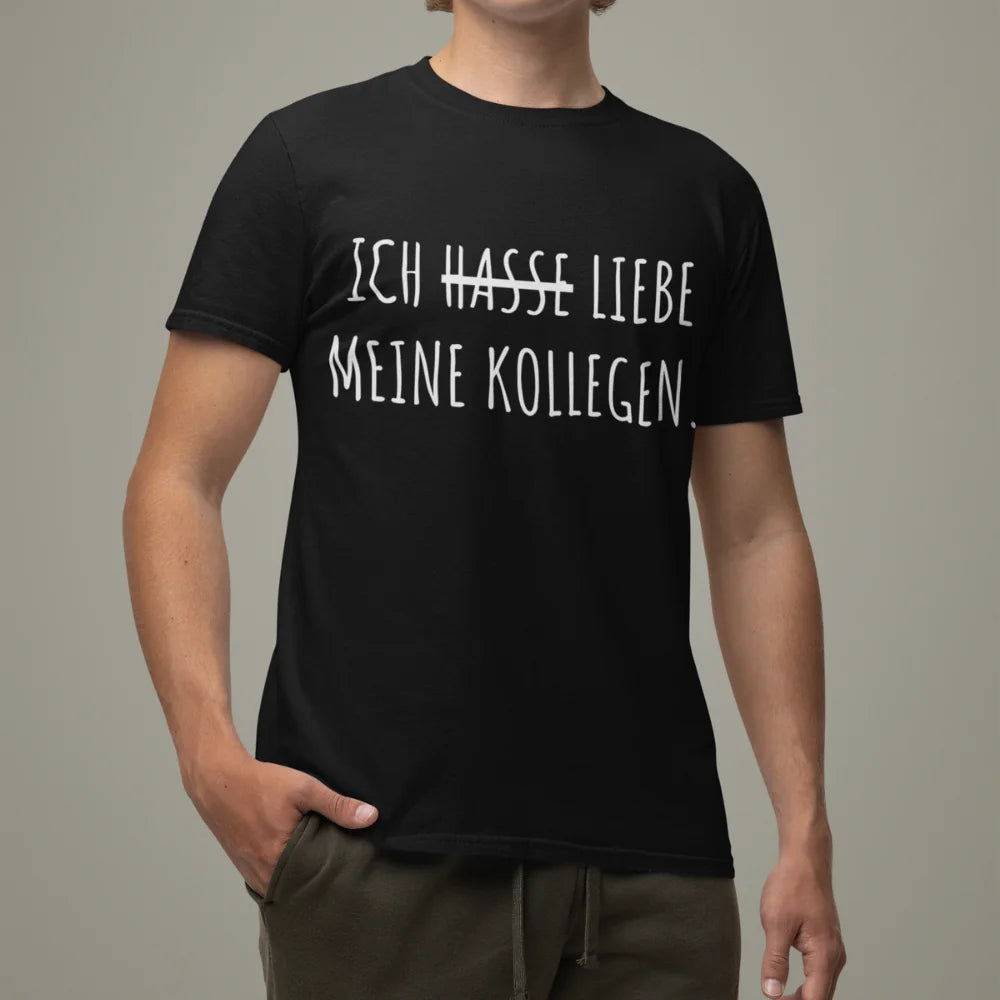 Schwarzes T-Shirt mit Spruch „Ich hasse liebe meine Kollegen“, „hasse“ durchgestrichen – lustiges Shirt für die Arbeit von Vollzeitfrust