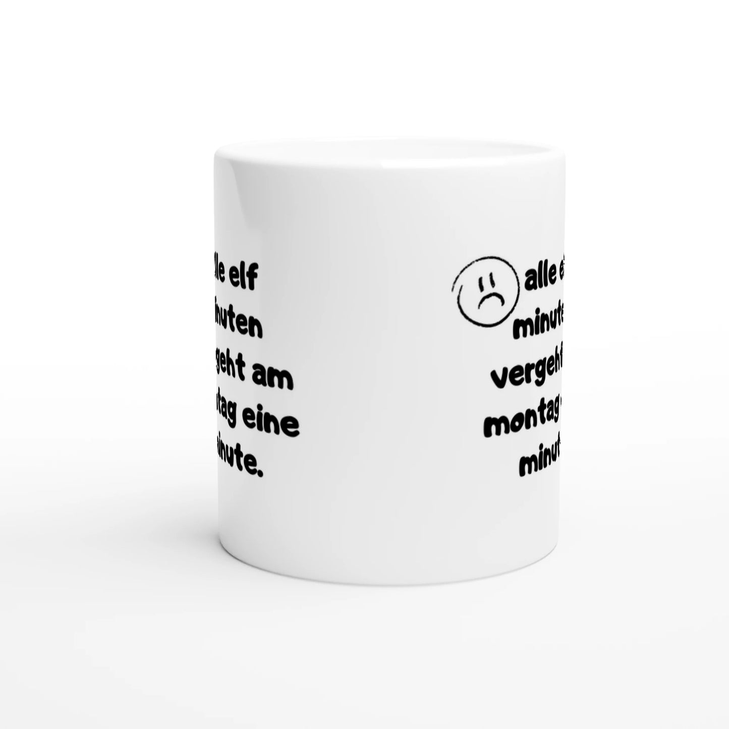 Weiße Keramiktasse mit Aufdruck "Alle elf Minuten vergeht am Montag eine Minute" – Rundumsicht der Bürotasse von Vollzeitfrust