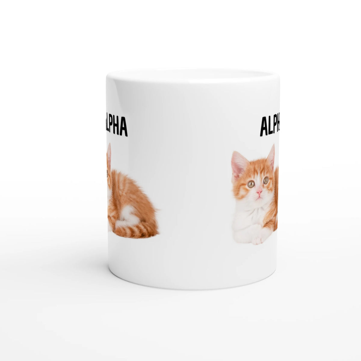 Weiße Keramiktasse mit Aufdruck "Alpha" – Rundumsicht der Bürotasse von Vollzeitfrust