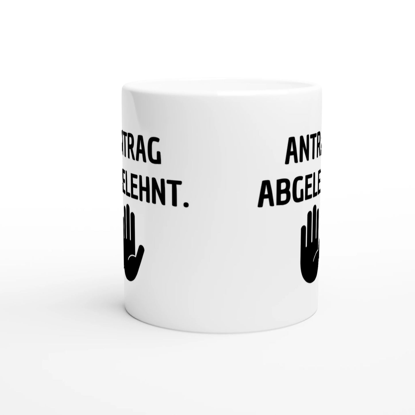 Weiße Keramiktasse mit Aufdruck "Antrag abgelehnt" – Rundumsicht der Bürotasse von Vollzeitfrust