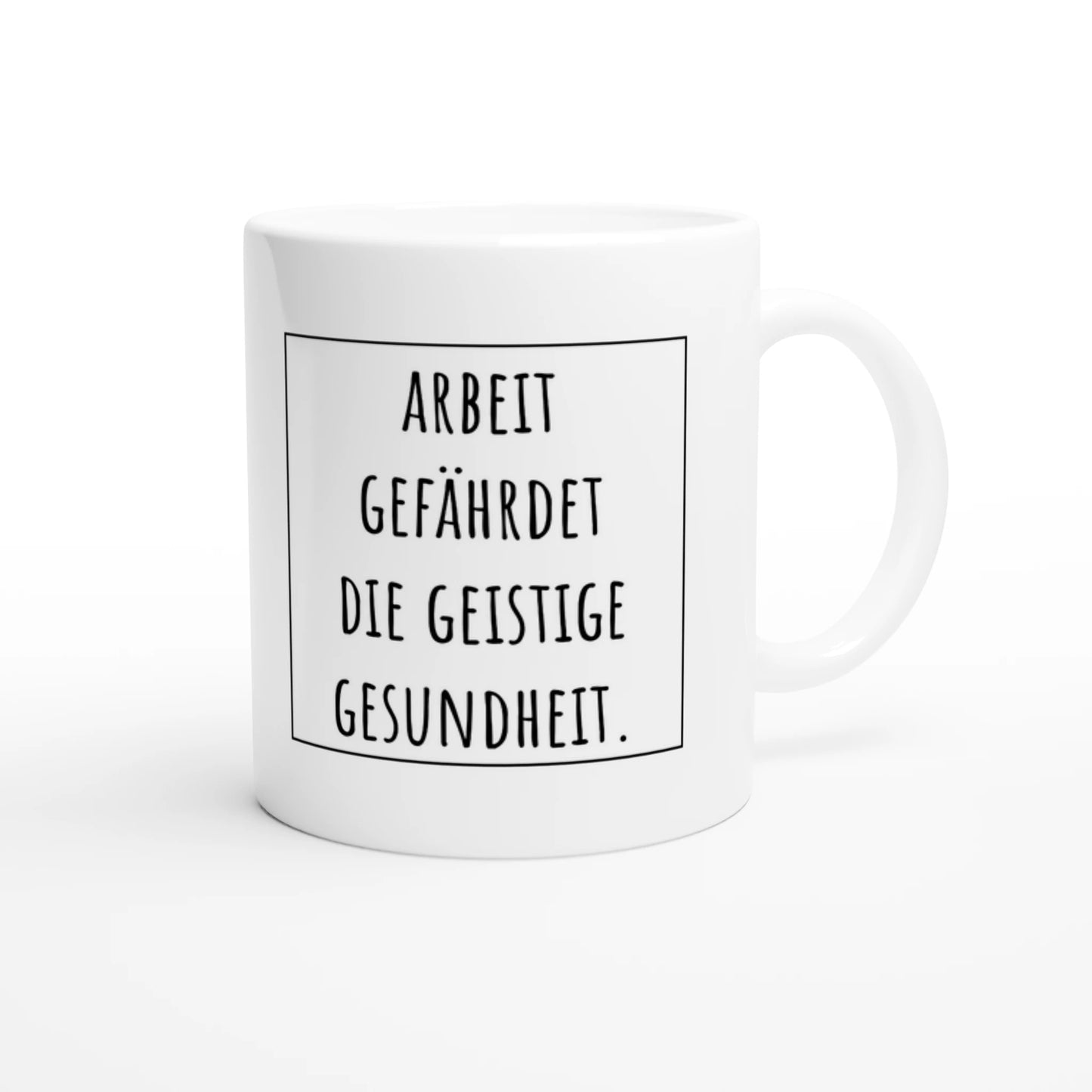 Weiße Keramiktasse 325 ml mit Aufdruck "Arbeit gefährdet die geistige Gesundheit" – Schreibtischtasse von Vollzeitfrust, Ansicht von rechts