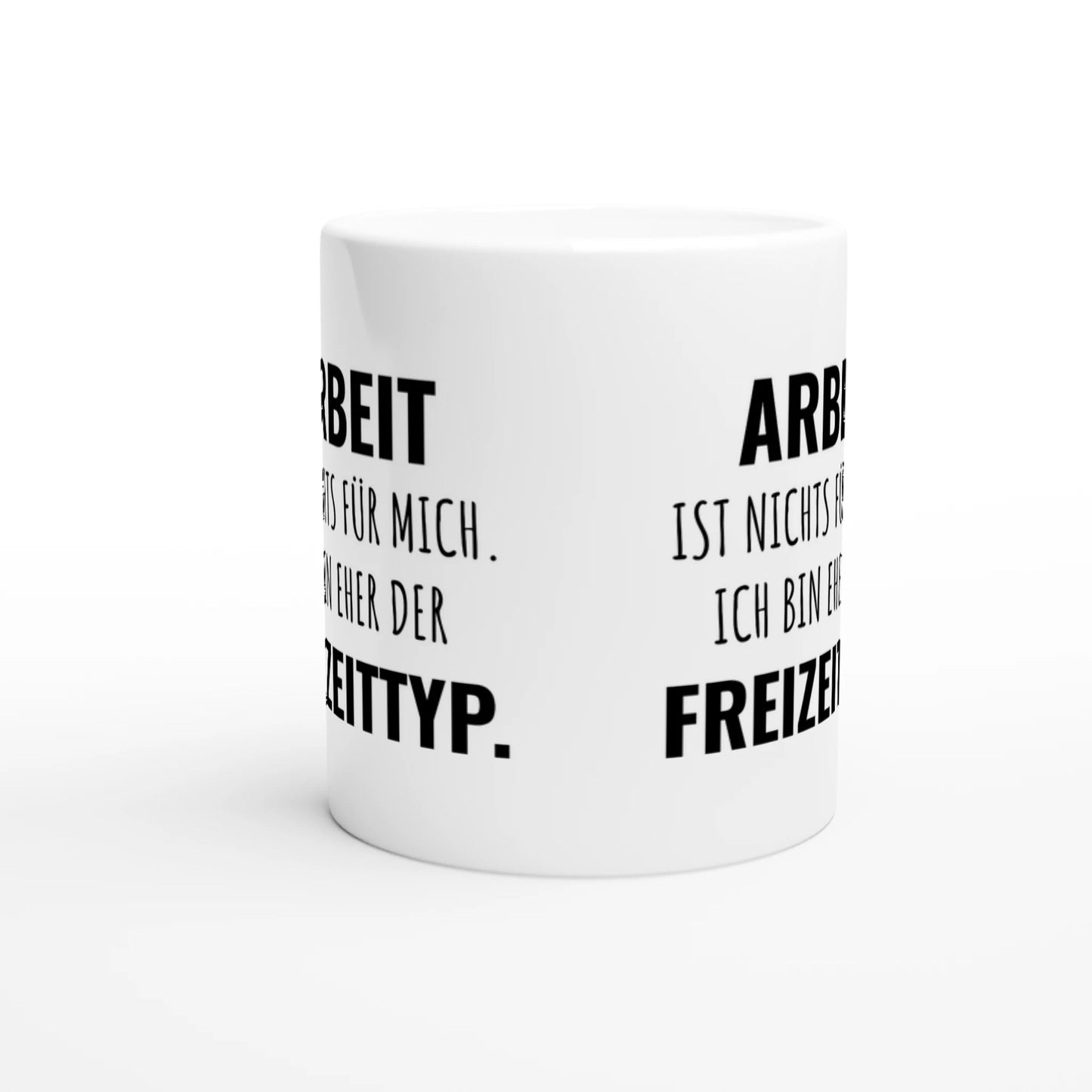 Weiße Keramiktasse mit Aufdruck "Arbeit ist nichts für mich" – Rundumsicht der Bürotasse von Vollzeitfrust
