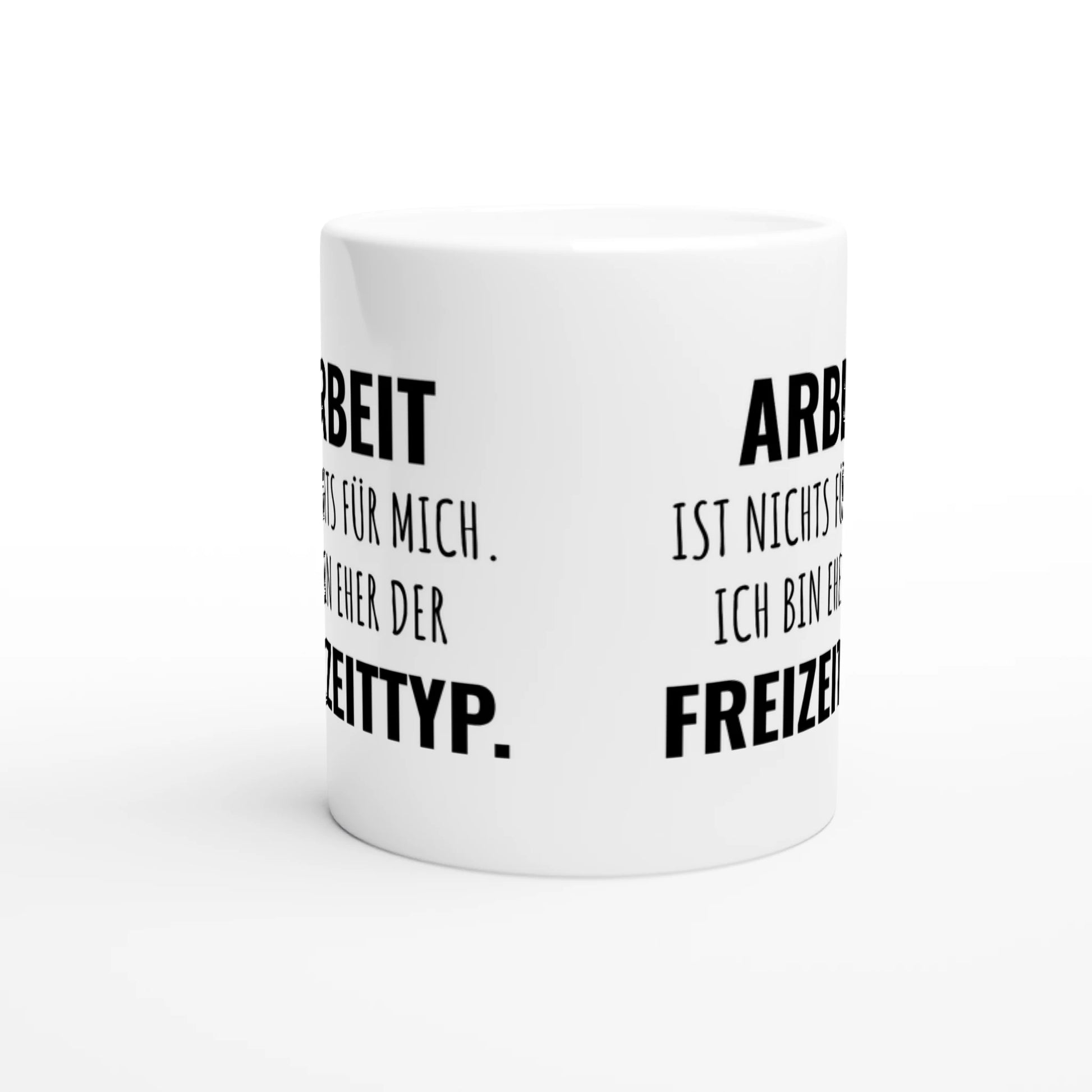 Weiße Keramiktasse mit Aufdruck "Arbeit ist nichts für mich" – Rundumsicht der Bürotasse von Vollzeitfrust
