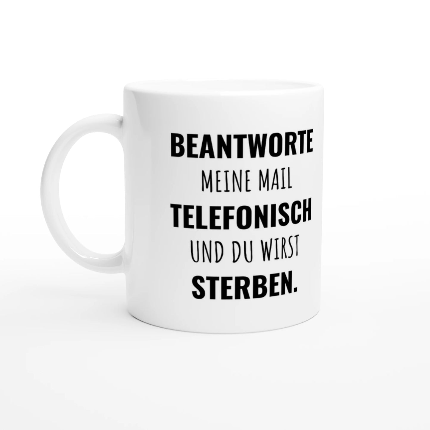 Weiße Keramiktasse 325 ml mit Aufdruck "Beantworte meine Mail telefonisch und du wirst sterben" – Schreibtischtasse von Vollzeitfrust, Ansicht von links
