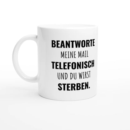 Weiße Keramiktasse 325 ml mit Aufdruck "Beantworte meine Mail telefonisch und du wirst sterben" – Schreibtischtasse von Vollzeitfrust, Ansicht von links
