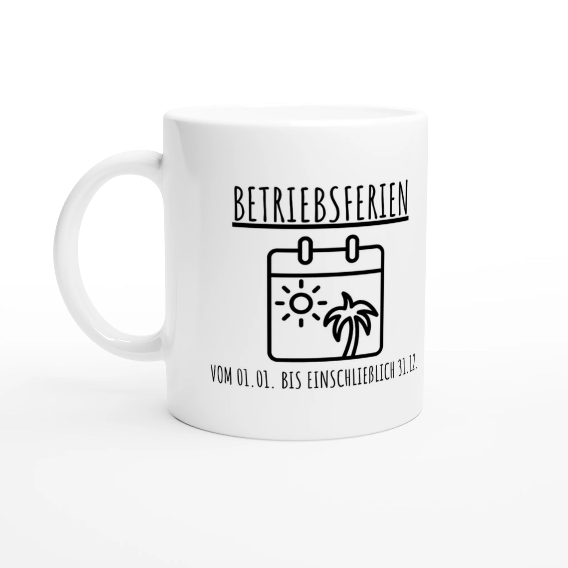 Weiße Keramiktasse 325 ml mit Aufdruck "Betriebsferien – vom 01" – Schreibtischtasse von Vollzeitfrust, Ansicht von links
