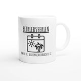 Weiße Keramiktasse 325 ml mit Aufdruck "Betriebsferien – vom 01" – Schreibtischtasse von Vollzeitfrust, Ansicht von rechts
