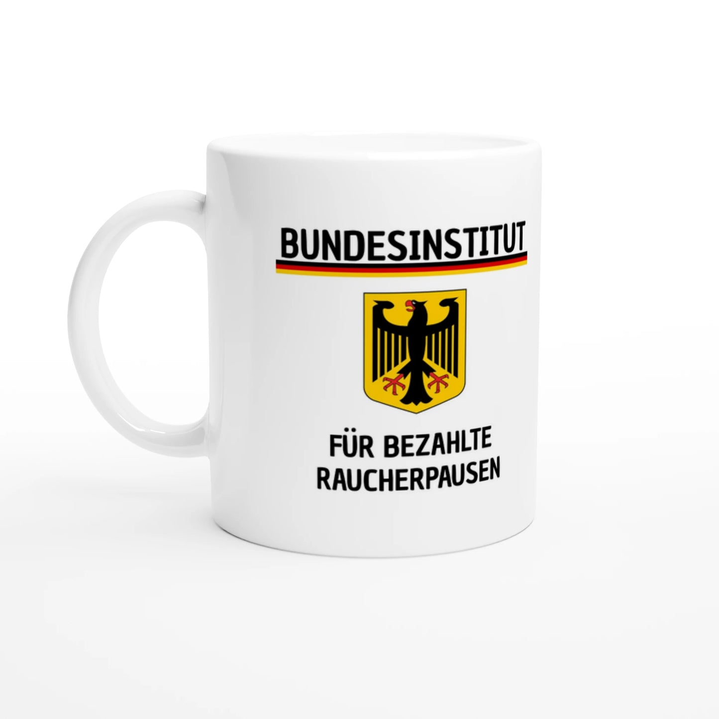Weiße Keramiktasse 325 ml mit Aufdruck "Bundesinstitut für bezahlte Raucherpausen" – Schreibtischtasse von Vollzeitfrust, Ansicht von links