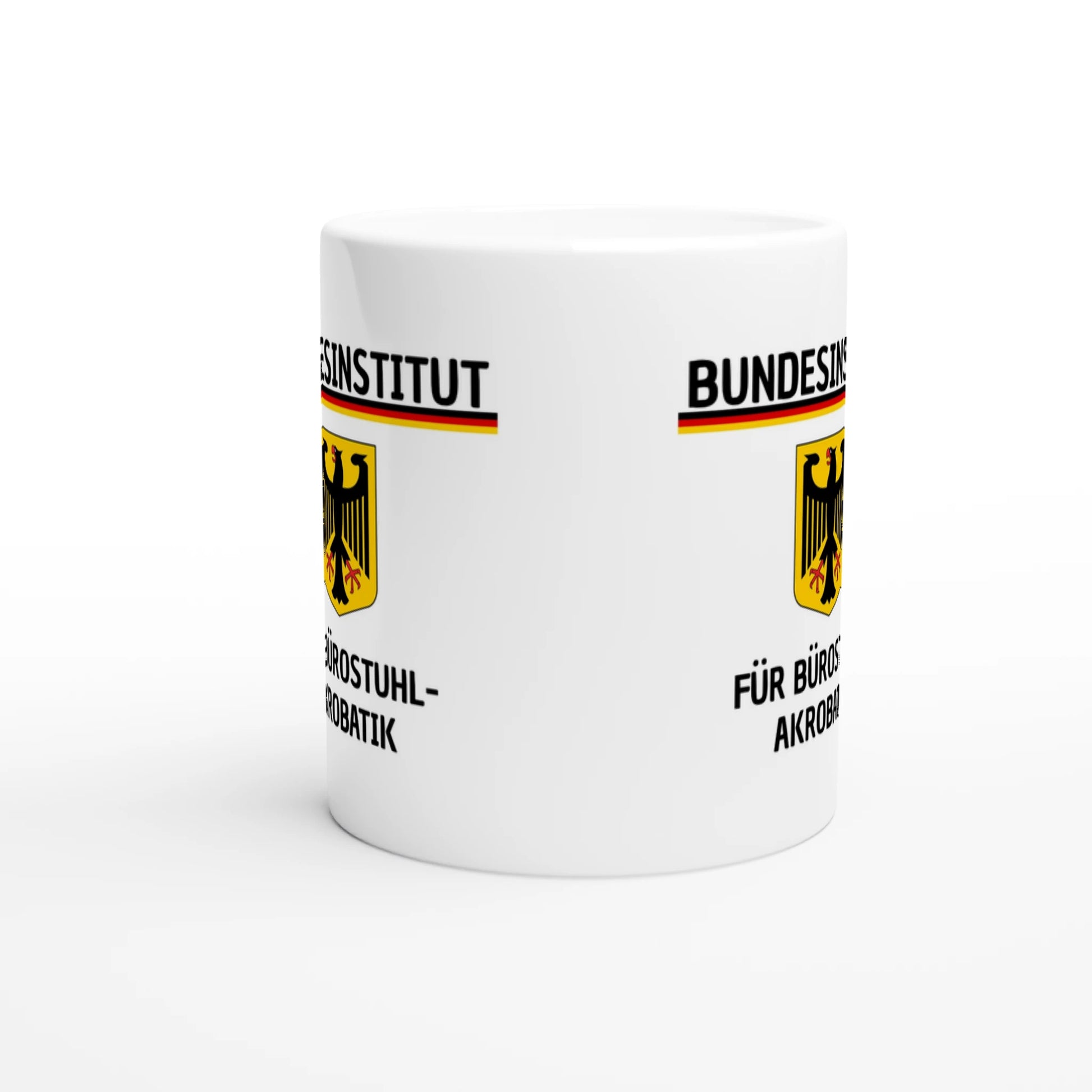 Weiße Keramiktasse mit Aufdruck "Bundesinstitut für Bürostuhl-Akrobatik" – Rundumsicht der Bürotasse von Vollzeitfrust