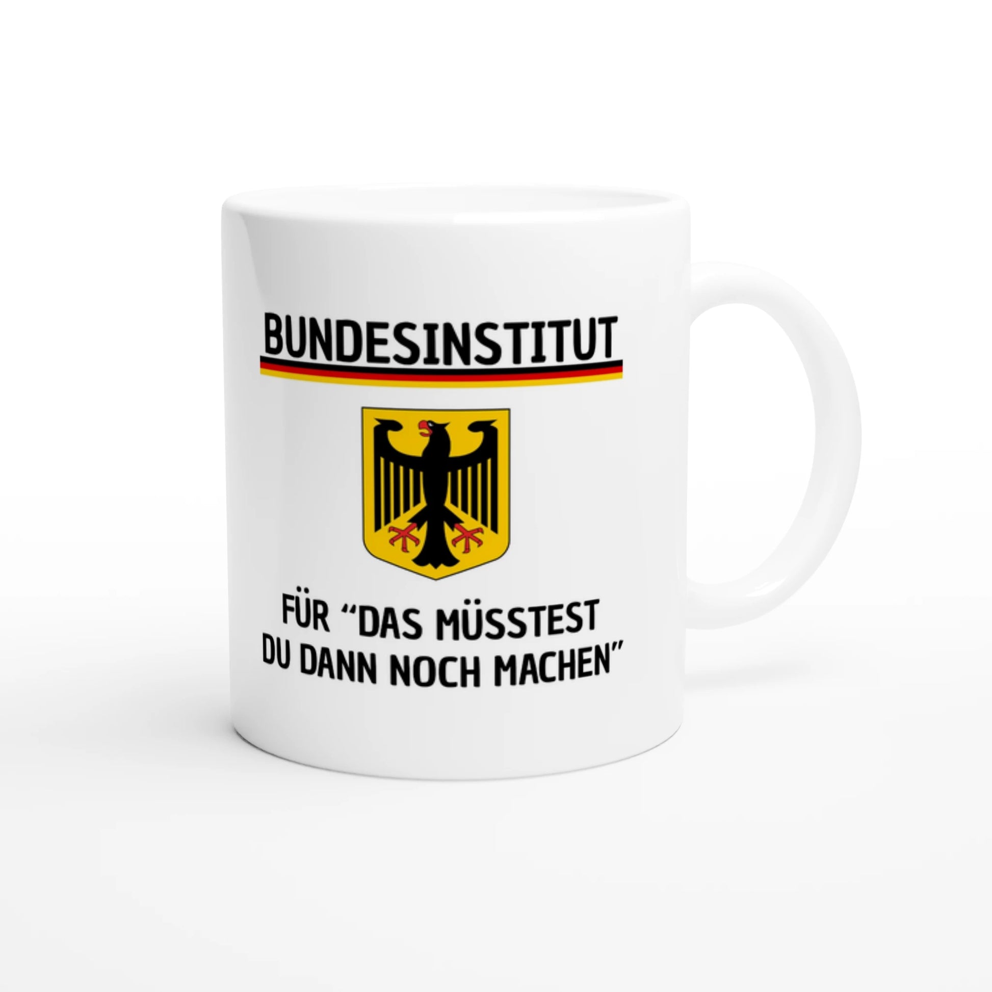 Weiße Keramiktasse 325 ml mit Aufdruck "Bundesinstitut für 'Das müsstest du dann noch machen'" – Schreibtischtasse von Vollzeitfrust, Ansicht von rechts