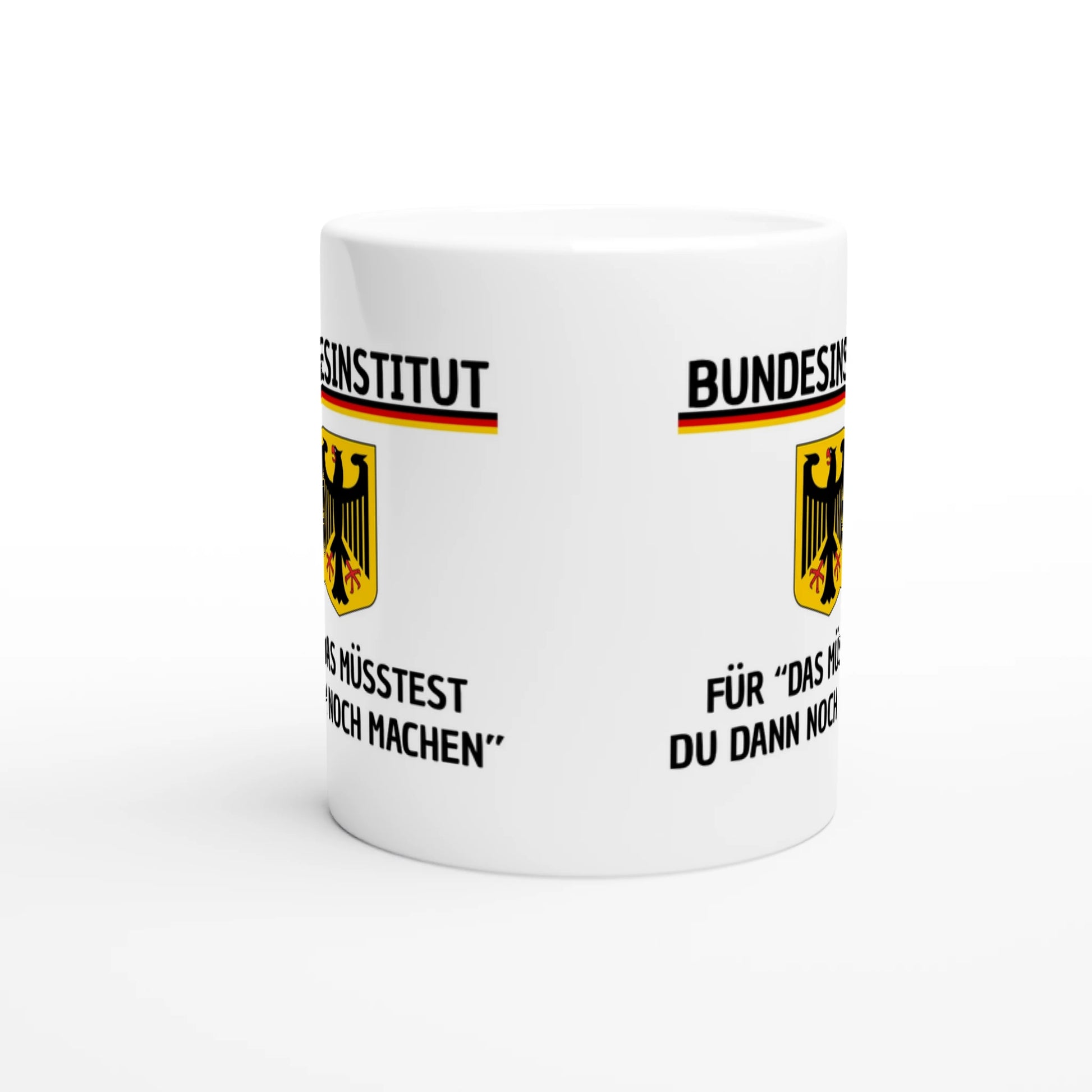 Weiße Keramiktasse mit Aufdruck "Bundesinstitut für 'Das müsstest du dann noch machen'" – Rundumsicht der Bürotasse von Vollzeitfrust