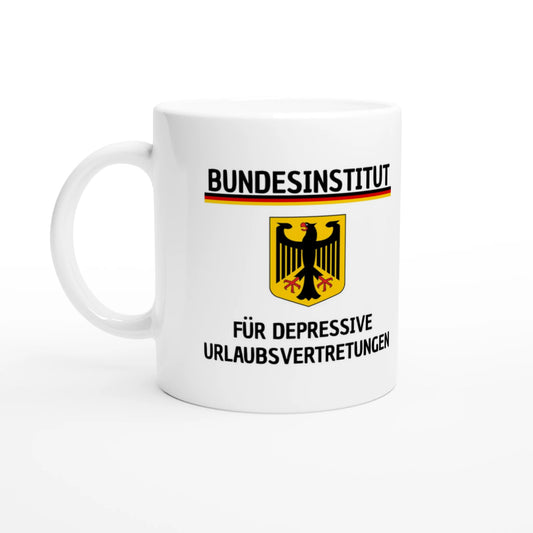 Weiße Keramiktasse 325 ml mit Aufdruck "Bundesinstitut für depressive Urlaubsvertretungen" – Schreibtischtasse von Vollzeitfrust, Ansicht von links