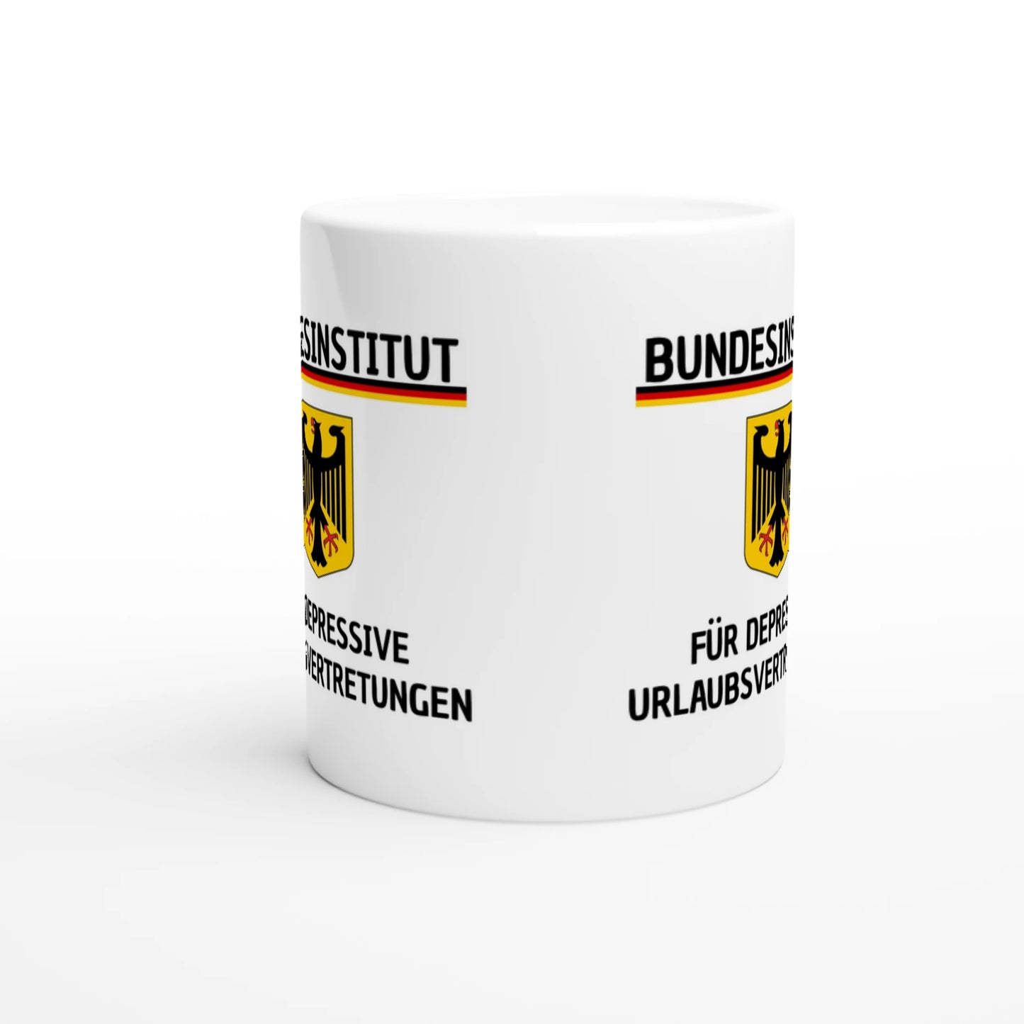 Weiße Keramiktasse mit Aufdruck "Bundesinstitut für depressive Urlaubsvertretungen" – Rundumsicht der Bürotasse von Vollzeitfrust