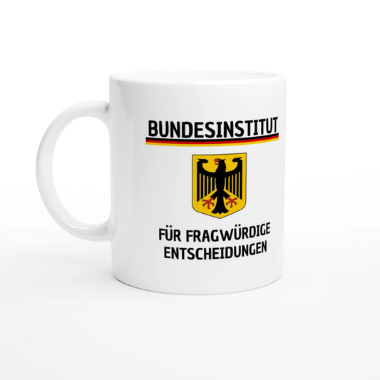 Weiße Keramiktasse 325 ml mit Aufdruck "Bundesinstitut für fragwürdige Entscheidungen" – Schreibtischtasse von Vollzeitfrust, Ansicht von links