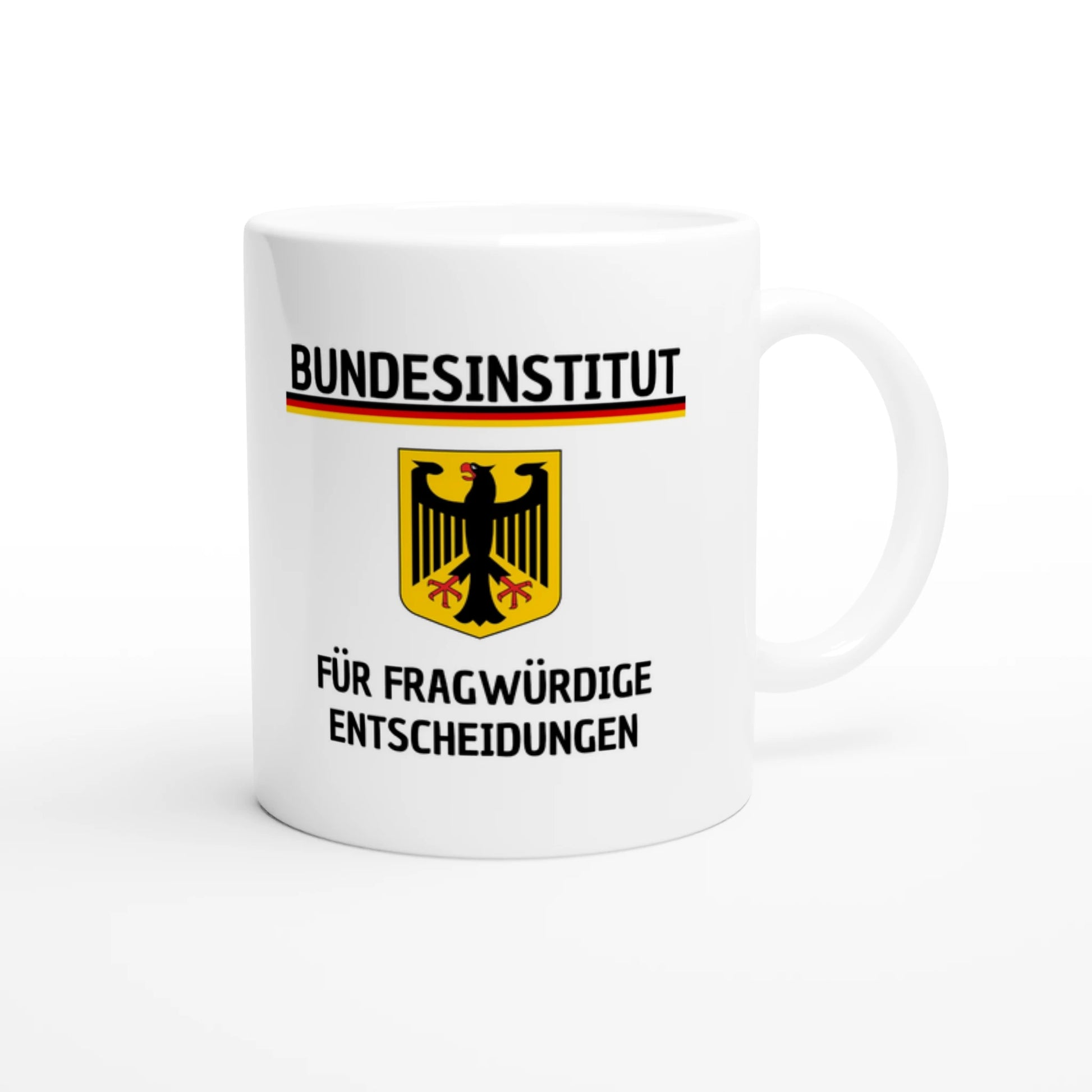 Weiße Keramiktasse 325 ml mit Aufdruck "Bundesinstitut für fragwürdige Entscheidungen" – Schreibtischtasse von Vollzeitfrust, Ansicht von rechts