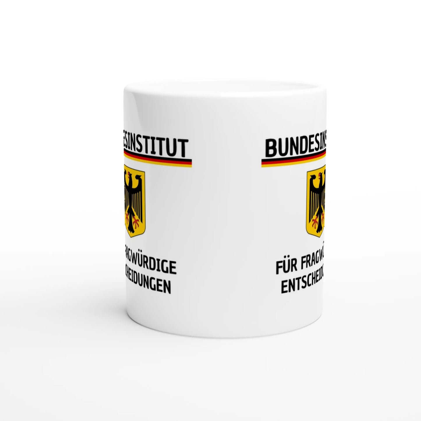 Weiße Keramiktasse mit Aufdruck "Bundesinstitut für fragwürdige Entscheidungen" – Rundumsicht der Bürotasse von Vollzeitfrust