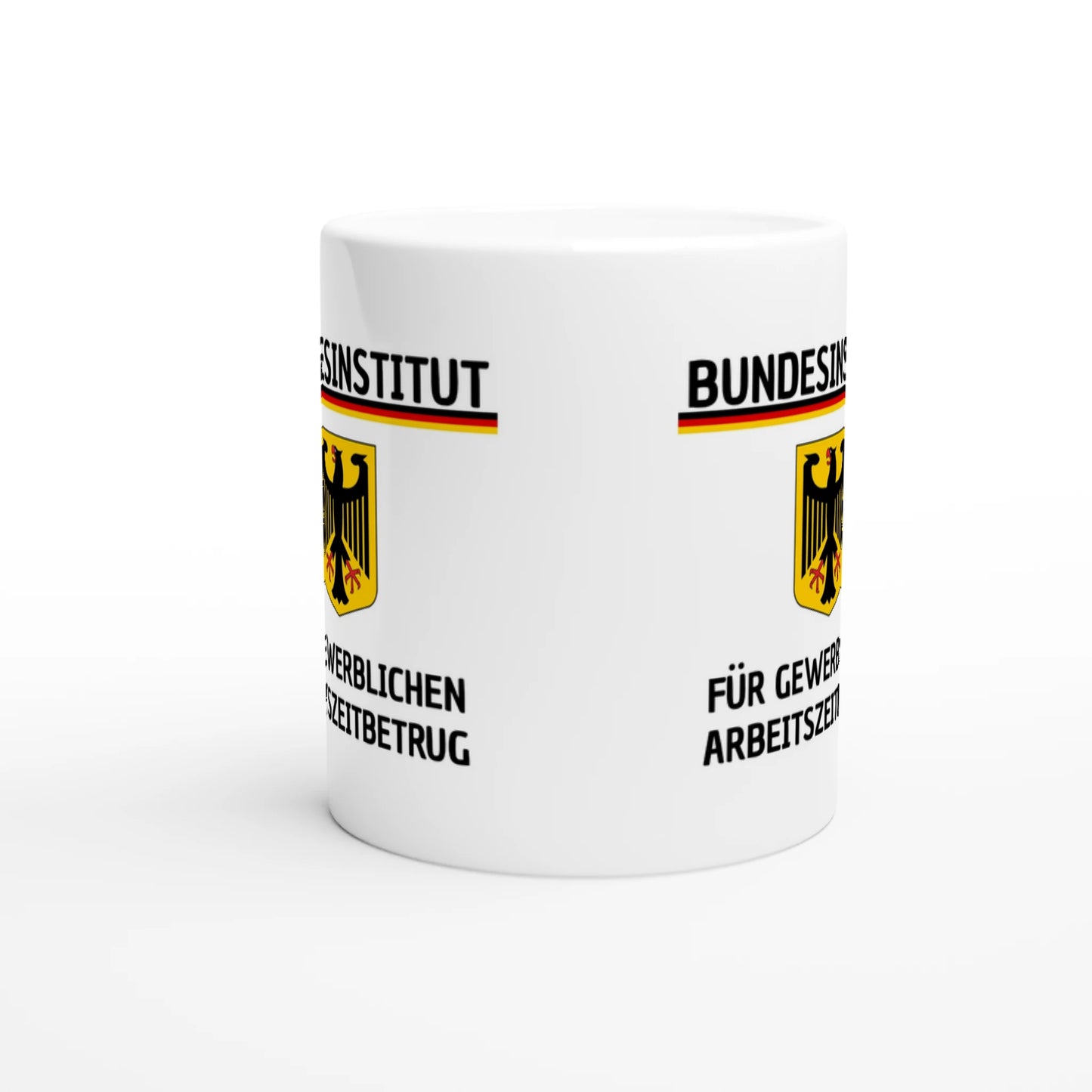Weiße Keramiktasse mit Aufdruck "Bundesinstitut für gewerblichen Arbeitszeitbetrug" – Rundumsicht der Bürotasse von Vollzeitfrust